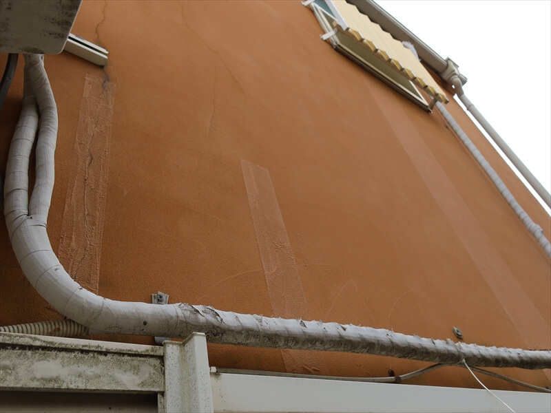 ひび割れの部分を補修した跡は、補修箇所と外壁の素材の違いから劣化が違うため目立っています。